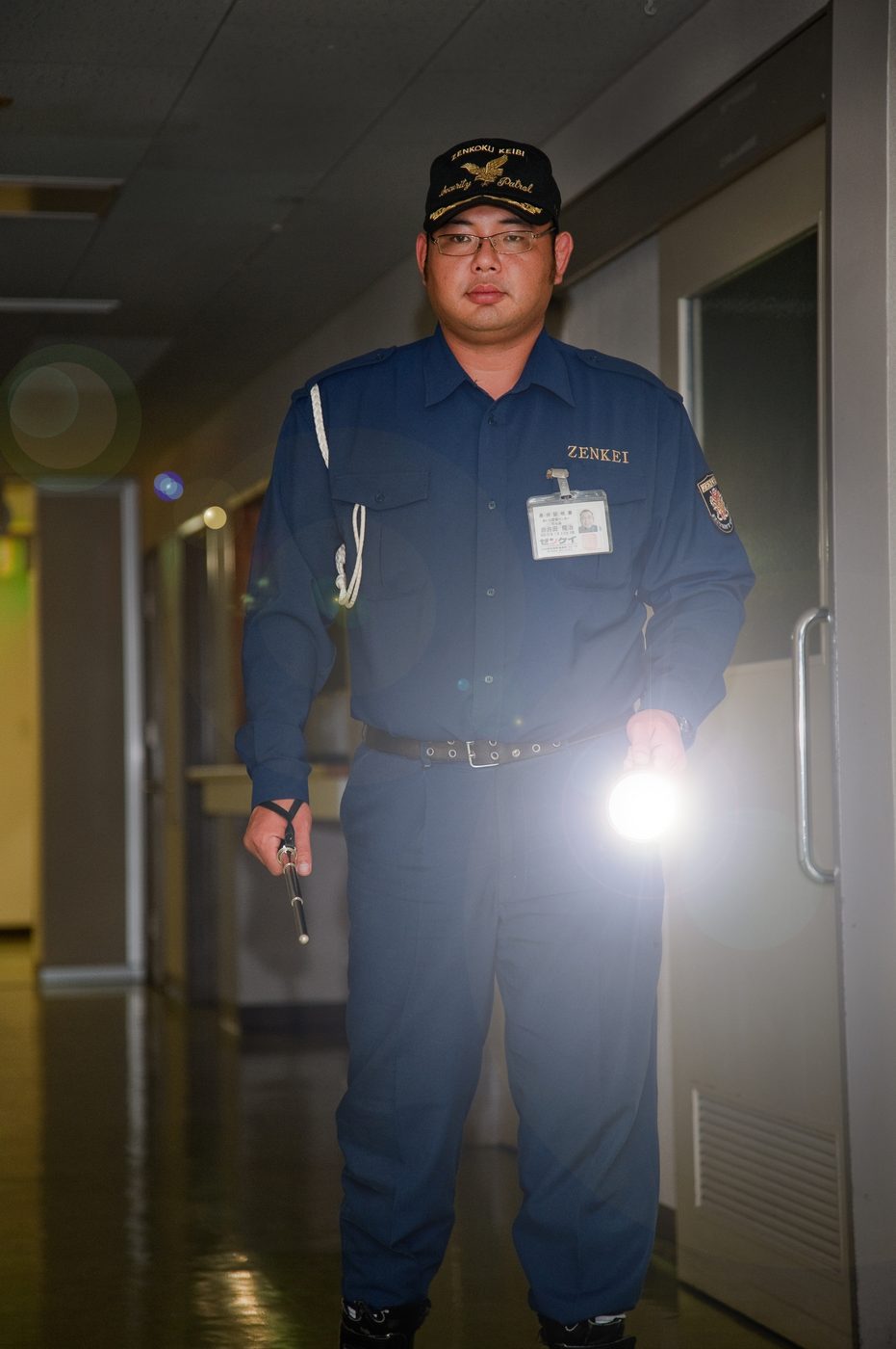 夜間巡回に臨む警備員